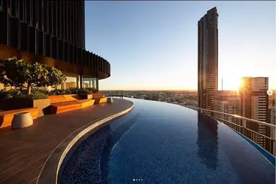 Image de 2 chambres, piscine à débordement, à 3 minutes de Story Bridge