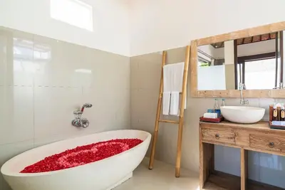 Image de Villa avec piscine privée et salle de bains spacieuse