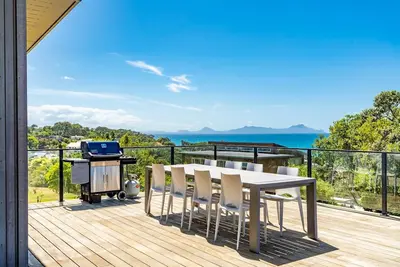 Image de The Langs - With stunning views, expansive entertaining areas inside and out and an unparalleled location once you are here you won't want to leave. Grab you friends and family or organise your corporate get together at this luxury beach-side retreat