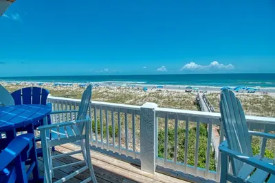 Image de Oceanfront updated 5 bedroom duplex with elevator and private beach access.