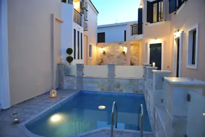 Image de Villa sur deux étages avec piscine dans un environnement relaxant