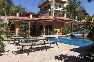 Image de 3 min à pied de la plage, maison avec toutes les commodités et plus pour des vacances parfaites