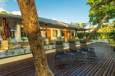 Image de Superbe Oceanfront Beach Villa! Quelques étapes pour réchauffer le sable et l'eau fraîche de l'océan