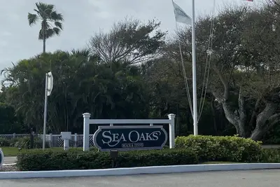 Image de 2 min walk, beachside pool, bar and outside dining, 16tennis courts. Gated.