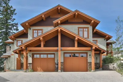 Image de Nouveau Grand Chalet Blanc de Luxe de 4000 'Emplacement Parfait