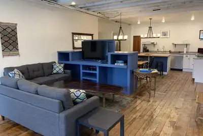 Image de Bar Harbor en ville, récemment rénové, appartement de cinq chambres. Marchez jusqu'à la rive et les magasins.