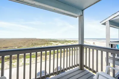 Image de Propriété au 2ème étage avec un emplacement inégalé avec une belle vue sur la plage!