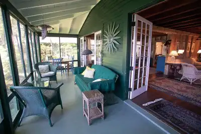 Image de Retraite familiale comprend une maison principale et des chalets