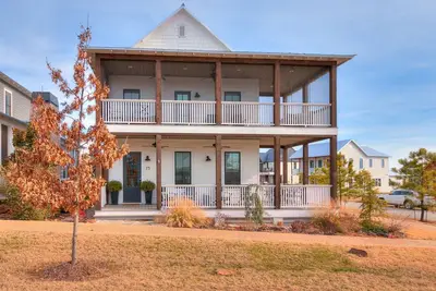 Image de Chalet spacieux à Carlton Landing avec vue au deuxième étage du lac Eufaula!