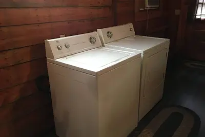 Image de Cabane rustique pittoresque dans un bel environnement boisé