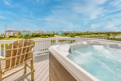 Image de Nouveau sur Vrb! Soundside Delight w / View, Cmty Pool, Luggage Lift + Easy Beach Access