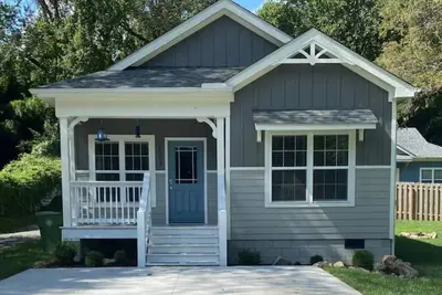 Image de Nouvelle maison dans le quartier historique de Hendersonville. Près d'Asheville et Blue Ridge Parkway!