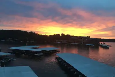 Image de Lakefront 3 bed 2 bath condo with 3 pools and elevator