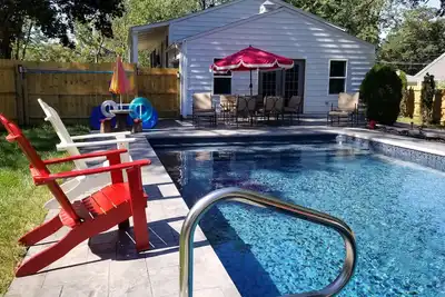 Image de Maison récemment rénovée avec piscine privée chauffée au centre-ville de New Buffalo