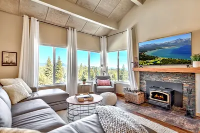 Image de Vue imprenable! Cabine / Condo spacieux et mis à jour à Tahoe Donner.
