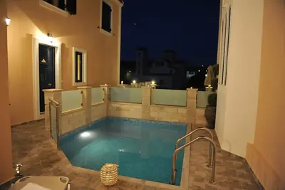 Image de Villa sur deux étages avec jardin et piscine