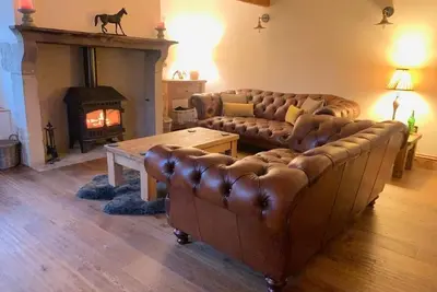 Image de ** Nouveau pour 2020 ** Superbe chalet récemment rénové avec poêle à bois