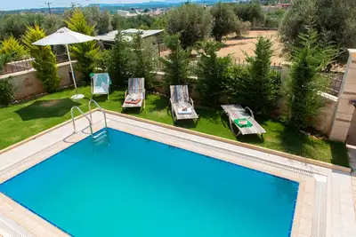 Image de Villa moderne sur 3 niveaux avec jardin harmonieux