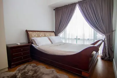 Image de Luxe abordable avec des meubles et des appareils de qualité