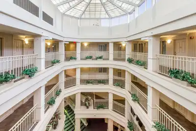 Image de New! Romantic Lakeside Luxury - walking distance to downtown fun