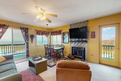 Image de Condo chaleureux et convivial avec vue sur la montagne, bain à remous et piscine intérieure.