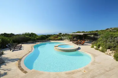 Maison de vacances privée avec piscine privée, climatisation, bain à remous, Wifi, Tv, patio