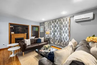 Image de Fabulous vacation home with private deck- Great for Groups. Only blocks to Boone St + Crazy Burger!