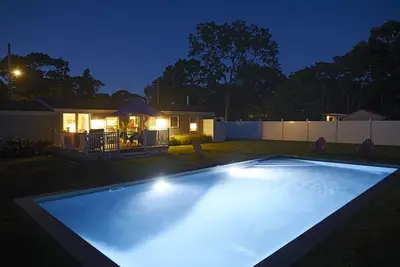 Image de Une maison moderne, chic et entièrement rénovée de style Leisurama à Hampton Bays.