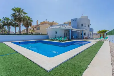 Image de Villa neuve avec piscine à côté de la Méditerranée