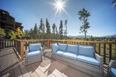 Image de Stylish mountain condo w/ deck & shuttle access