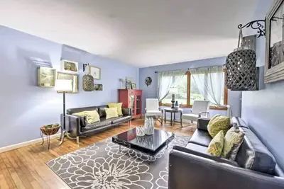 Image de Less than a mile from the beach, huge family-friendly yard with decking and propane Bbq.