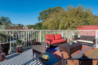 Image de Charleston rustique simple avec terrasse sur le toit