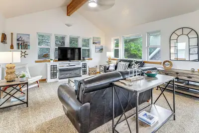 Image de Maison Rockaway Beach avec bain à remous: 4 pâtés de maisons de la plage!