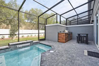 Image de Belle Maison De Ville Neuve Proche De Disney! Grill Bbq Et Piscine Splash! Chambres À THÈME Pour Enfants!