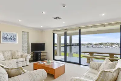 Image de Coorong Quays, Hindmarsh Island, maison de ville au bord de l'eau avec vue