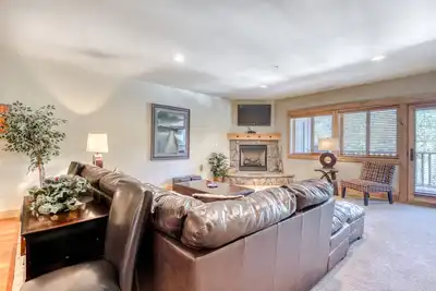 Image de Condo de luxe avec foyer au gaz et équipements mis à jour + piscine / bain à remous partagés!