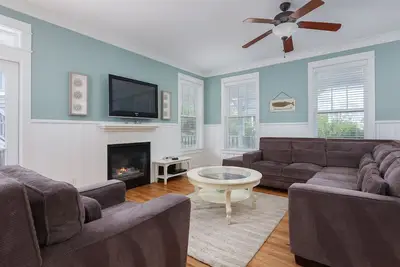Image de Cottage Nestled Near Beach & Park w/ HotTub & Pool