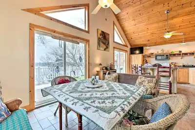 Image de Nouveau! Lakeside Cottage Escape avec quai et terrasse privés
