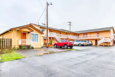 Image de Combinaison de six unités près de l'océan et du centre-ville de Rockaway Beach - chiens ok!