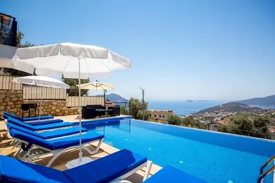 Image de Spacieuse villa de 5 chambres avec vue spectaculaire sur la mer, près du centre de Kalkan