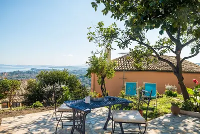 Image de Le nid avec vue sur la mer de l'hirondelle