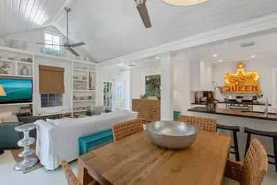 Image de \"Queen Of Sol\" ~ 3 chambres, 2 salles de bain dans un quartier paisible avec piscine Dip!