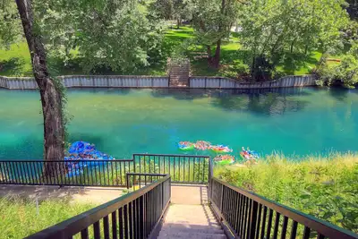 Image de Comal Riverfront! En face de Schlitterbahn! Marchez jusqu'au centre-ville de New Braunfels!