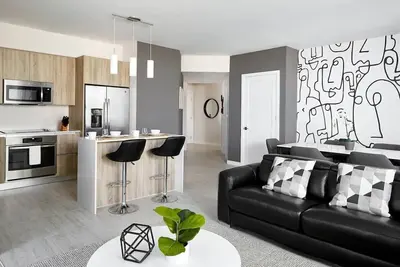 Image de Des Vues Spectaculaires! Spacieux 2 Bdrm Design Moderne!