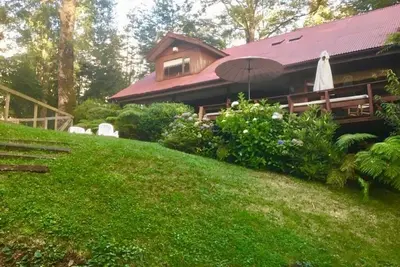 Image de Grande maison avec piscine et arbres indigènes: spéciale pour l'éclipse solaire