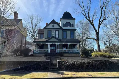 Image de 1800s Historic Home w/ all new modern amenities for a one of a kind stay!