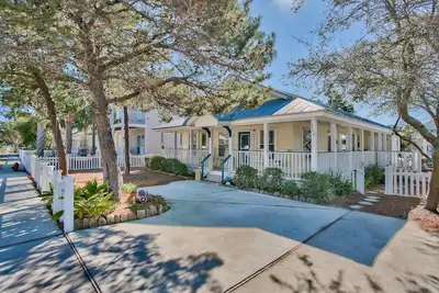 Image de Tout juste rénové! 4 min de la plage - à côté de la piscine - Grand espace de vie extérieur. .