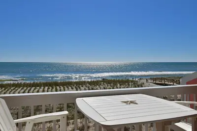 Image de Condo au premier étage en bord de mer à Kure Beach, terrasse couverte, piscine intérieure / extérieure