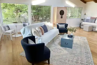 Image de Luxury Guesthouse w / Jacuzzi Tub for Two