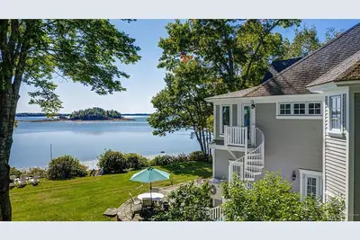 Image de Spacious Waterfront Luxury Home